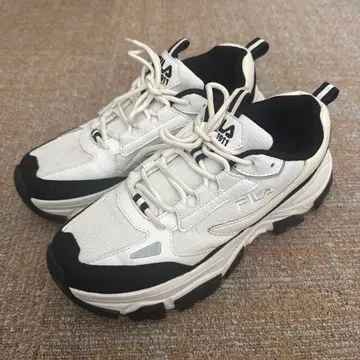 FILA EST. 1911 화이트/블랙 스니커즈