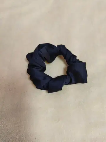 네이비 새틴 스크런치