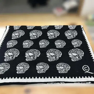 ALEXANDER MCQUEEN 스컬 프린트 머플러