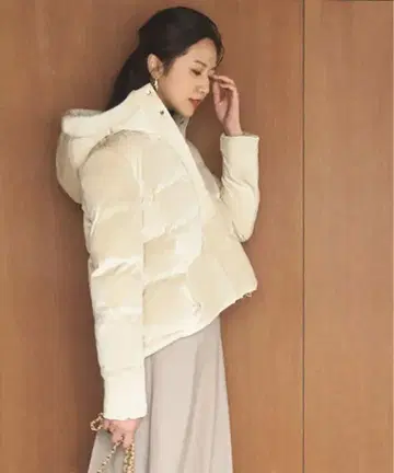 루일 에 부티크 프레셔스 컬러 숏 에코 다운 자켓 에크루