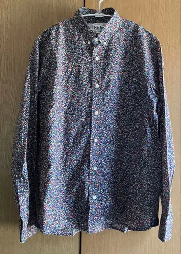 Niche. 멀티 컬러 꽃무늬 긴팔 버튼 다운 셔츠