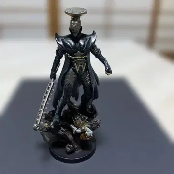 검을 든 블랙 피규어