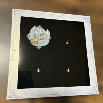 제5인격 4주년 핀 배지 화이트