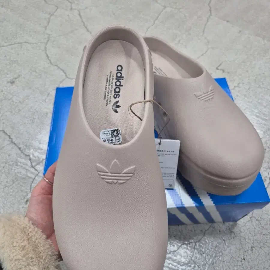 Adidas Superstar Mule Slippers IG8277, Size 220 on Bunjang Global Site.