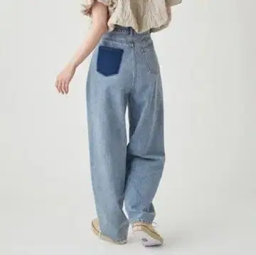 새상품급 에미 emmi 커브 실루엣 데님 팬츠 0