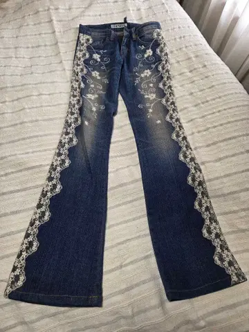 Coup de BEAUTE 부츠컷 데님 레이스 장식