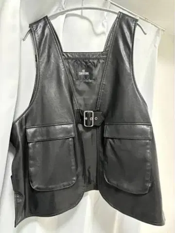 NOT CONVENTIONAL 가죽 베스트