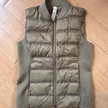 룰루레몬 다운 베스트 사이즈 6 올리브