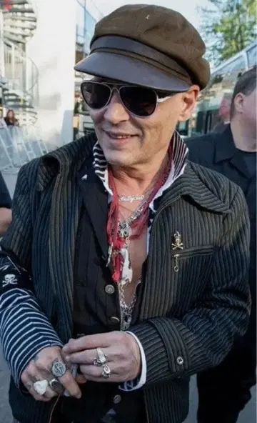 조니 뎁 착용 스트라이프 자켓 H bar C