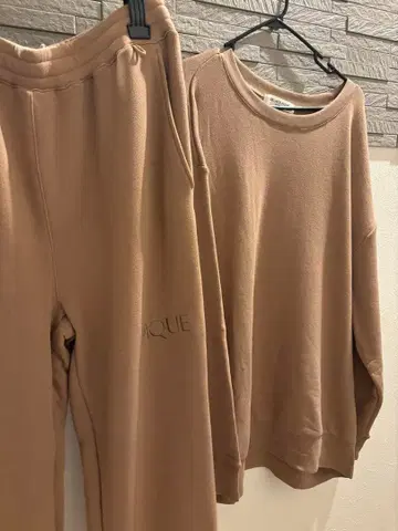 젤라토피케 옴 속건성 밑단 조임 동일 컬러 로고 디자인 셋업