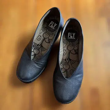 FLY LONDON 블랙 가죽 웨지솔