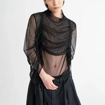 NOT CONVENTIONAL / shirring tulle top