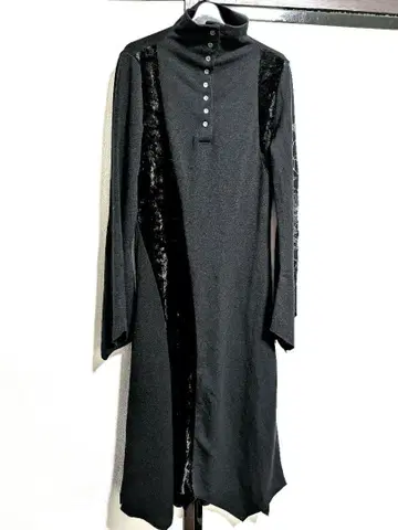 Ozz On 하이넥 원피스 블랙 의류