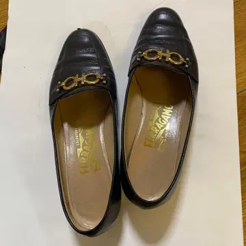 Ferragamo 블랙 로퍼 골드 금장 장식