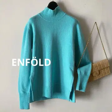 엔폴드* 큼직한 두께감 하이넥 스무스 니트 사이드 슬릿