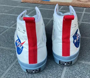 컨버스와 NASA 콜라보 스니커즈