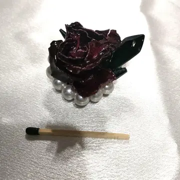 진홍색 장미와 검은 가시의 브로치/헤어 액세서리 | 하나뿐인 고딕