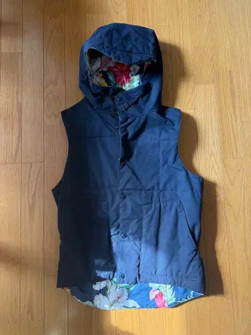 엔지니어드 가먼츠 네이비 플라워 무늬 안감 후드 부착 베스트