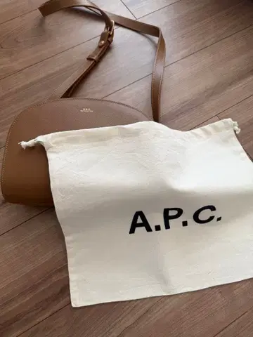 A.P.C. 가죽 숄더백 말론그라스