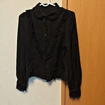 To Alice 프릴이 달린 블랙 긴팔 블라우스