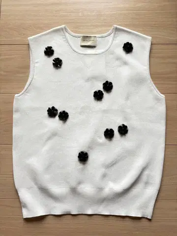 유나이티드 애로우즈 스팽글 3D 플라워 베스트