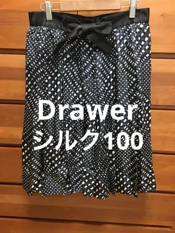 새상품급 Drawer 실크 100 스커트 네이비 블랙 화이트 드로어 M