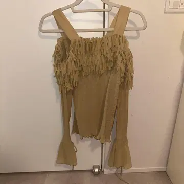 KAELYNMAX 프릴 오프숄더 상의 베이지