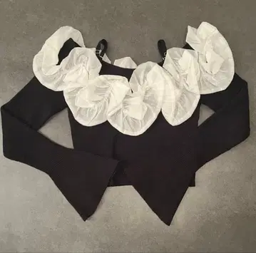 Chico BIG 프릴 도킹 오프숄더 니트