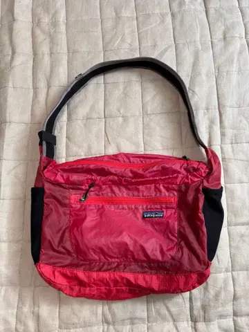 파타고니아 라이트웨이트 트래블 쿠리에 레드 숄더백 (단종)