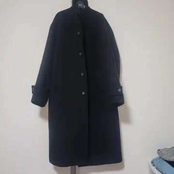 한국에서 큰 인기를 얻고 있는 브랜드 coor 블랙 하이넥 코트