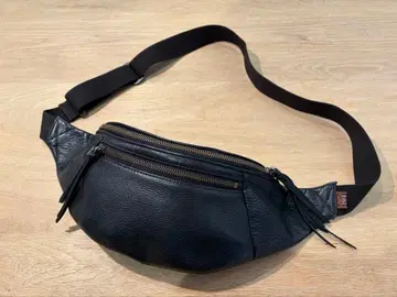 MR.OLIVE E.O.I 워터프루프 가죽 스몰 바디백