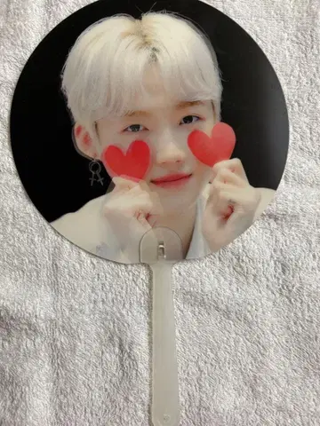 더 보이즈 뉴 렌티큘러 부채