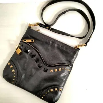 마크제이콥스 숄더백 Y2K 스터드 카데나 가죽 블랙