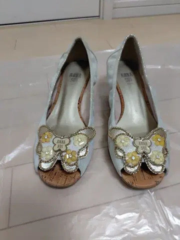 ANNA SUI 나비 장식 펌프스