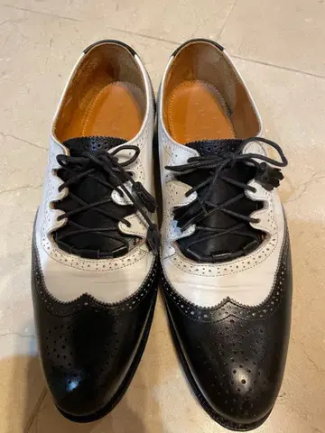 잘란 스리와야 윙팁 화이트 블랙 가죽 신발