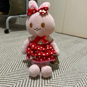 토끼 봉제 인형 빨간색 도트 드레스 흉내내기