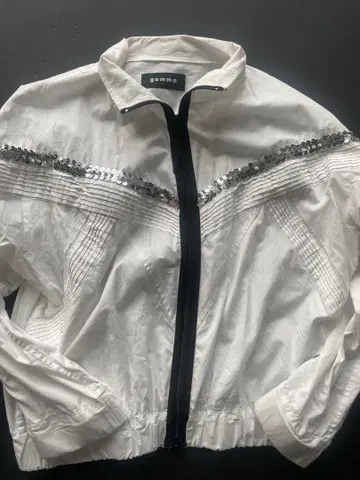 화이트 나일론 자켓 스팽글 장식 gomme