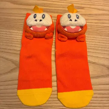 마스코트 부착 미들 양말 뜨아거