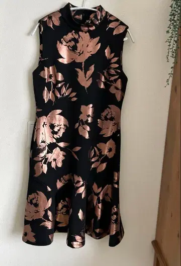 IVANKA TRUMP 슬리브리스 원피스 골드 꽃무늬