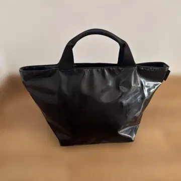 에르베샤 펠리에 베르니 보트형 토트 블랙 에나멜