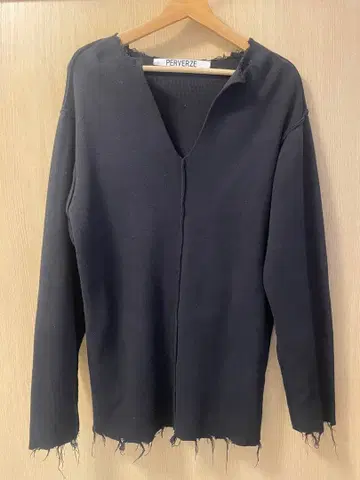 PERVERZE 퍼버즈 V넥 데미지 니트 블랙