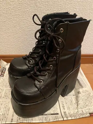 Demonia CAMEL-203 레이스업 통굽 숏부츠