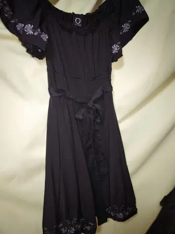 ozz on 블랙 원피스 자수 포함