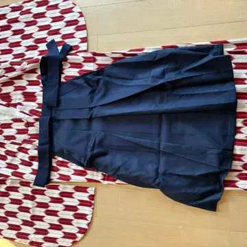 빨흰 기하학 패턴 기모노와 네이비 하카마