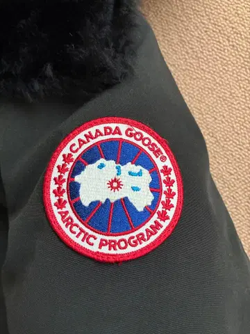 Canada Goose 후드 부착 다운 자켓 블랙