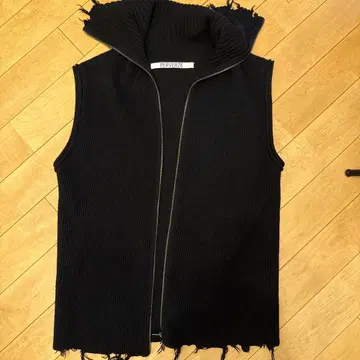 PERVERZE 블랙 니트 베스트