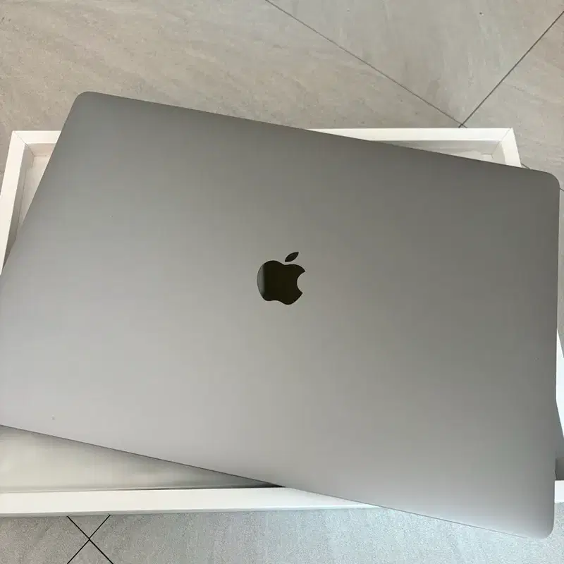맥북 프로 스페이스 그레이 i9+16GB RAM+1tb+16인치