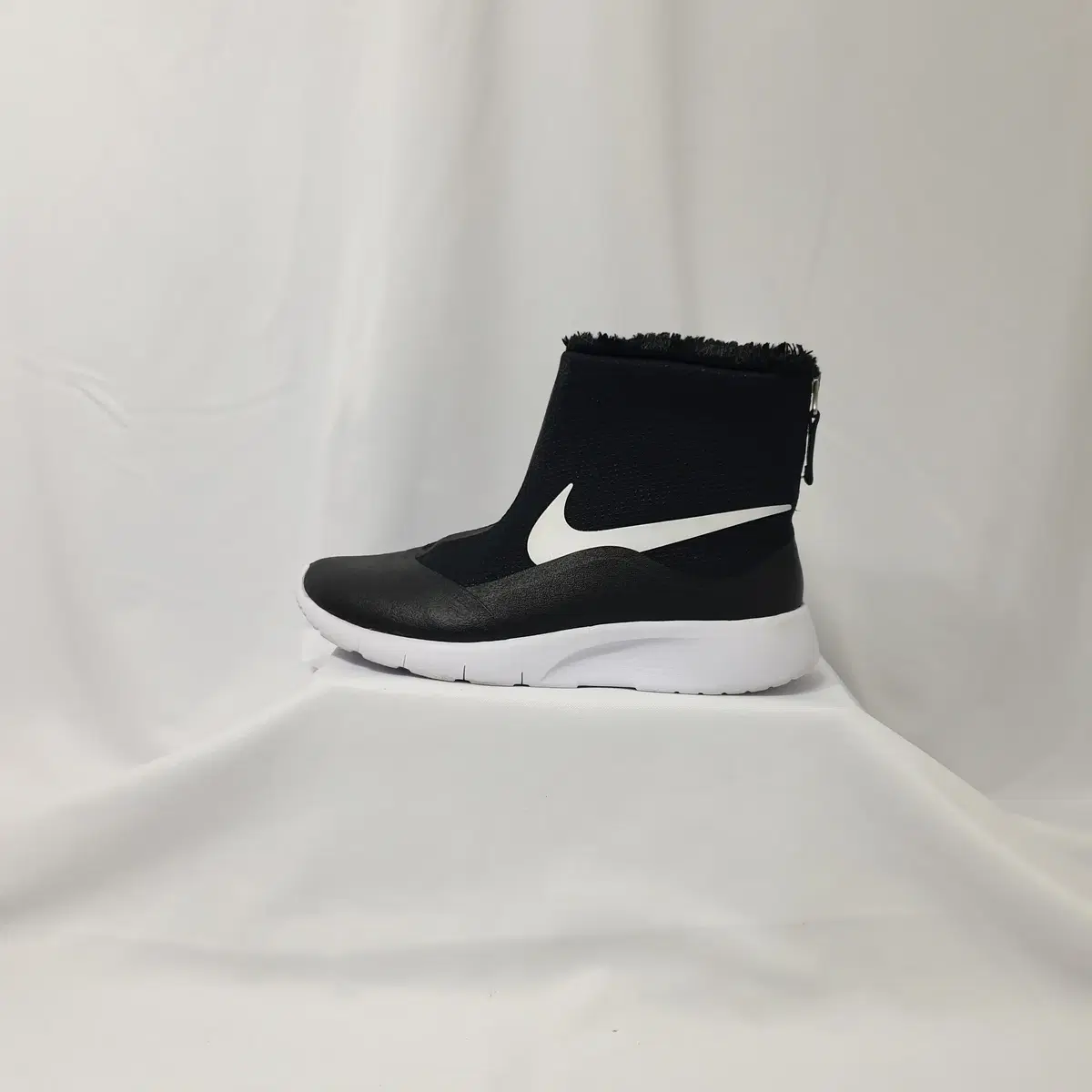 nike fuzzy boots