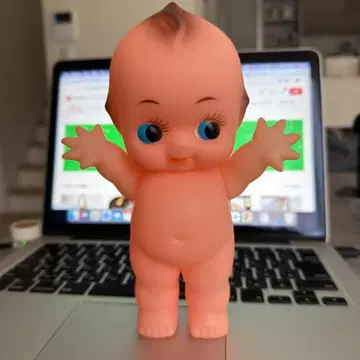 핑크색 인형 파란 눈을 가진 손을 펼친