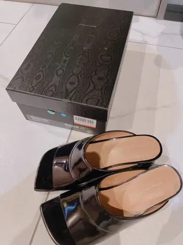 드리스반노튼 페이턴트 샌들